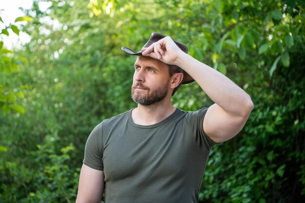 Hombre sin afeitar con sombrero occidental hombre caucásico con sombrero de vaquero occidental hombre macho occidental