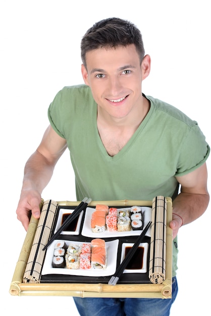 El hombre se aferra a una pista de sushi y mira hacia arriba.