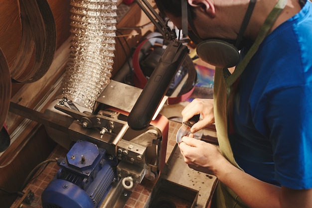 Hombre afilando un cuchillo en el taller