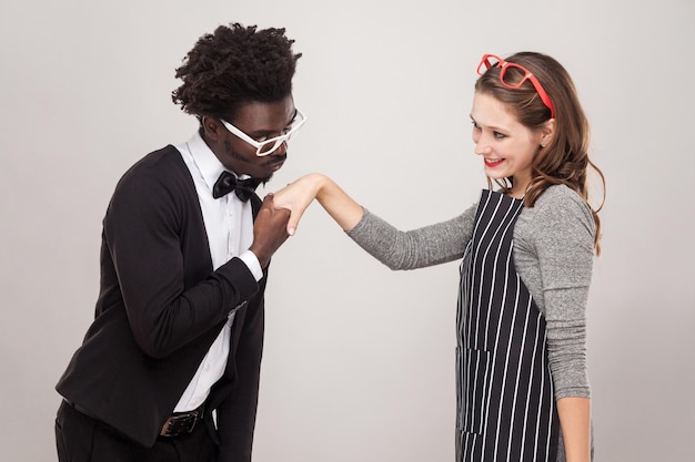 hombre africano, besar, mano, caucásico, mujer, y, ella, sonriente