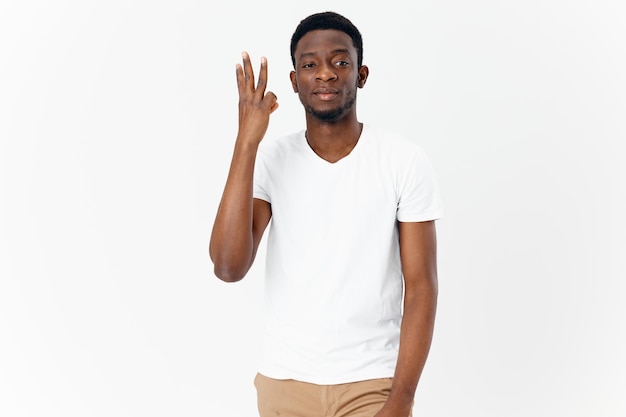 Hombre africano en camiseta blanca con manos gesticulando con las manos vista recortada