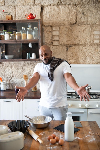 hombre africano en la cocina de su casa