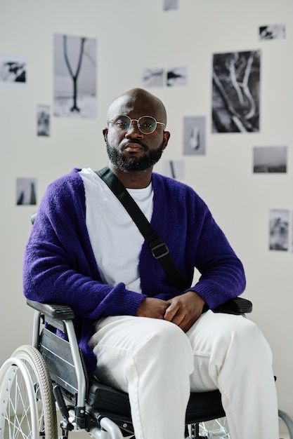 Hombre africano con discapacidad visitando galería de arte moderno