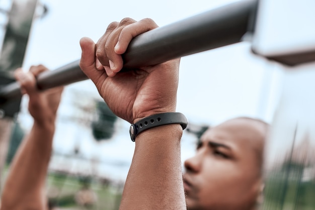 Un hombre africano está haciendo ejercicio en el gimnasio al aire libre