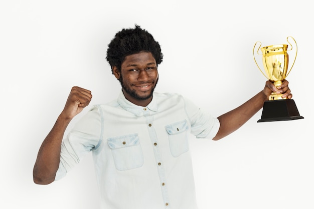 Hombre africano ganó un premio en concepto de premio