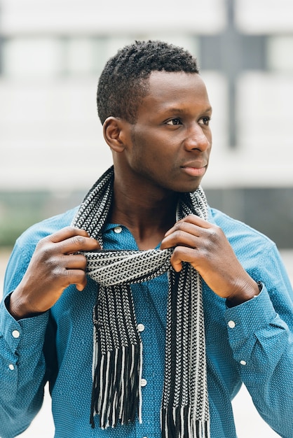 Hombre africano guapo en la calle. Retrato.