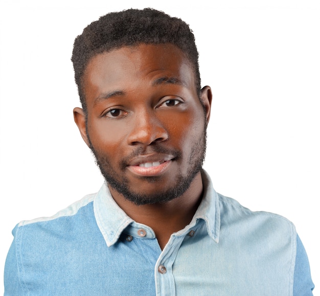 Hombre africano joven casual que sonríe aislado en blanco