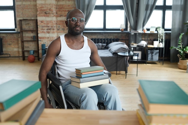 Hombre africano leyendo durante la rehabilitación