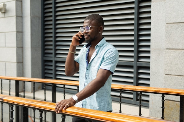 hombre africano llamando por teléfono