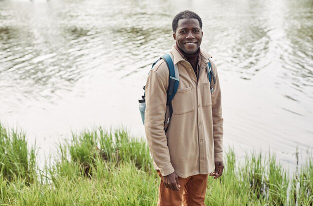 Hombre africano con mochila en el parque