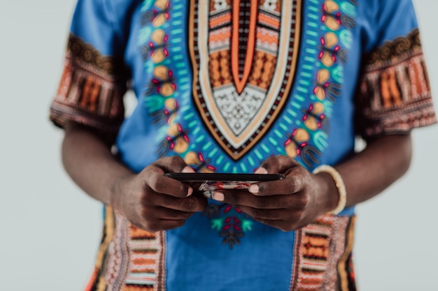 Hombre africano nativo de Sudán que usa un teléfono inteligente aislado de fondo blanco. foto de alta calidad