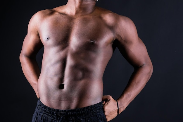 Hombre africano negro musculoso con músculos definidos abs ejercicio abdominal determinación y éxito