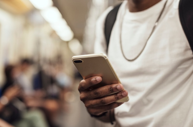 Hombre africano que usa el teléfono móvil