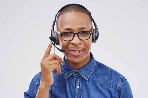 Hombre africano retrato y estudio con auriculares para servicio al cliente o centro de llamadas sonrisa para la comunicación Persona masculina fondo blanco y micrófono con felicidad para chatear o telemarketing