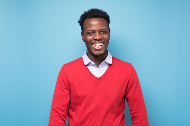 Hombre africano sonriente mirando a la cámara Retrato de hombre negro confiado