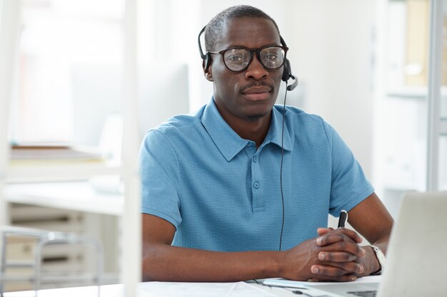 Hombre africano trabajando como consultor