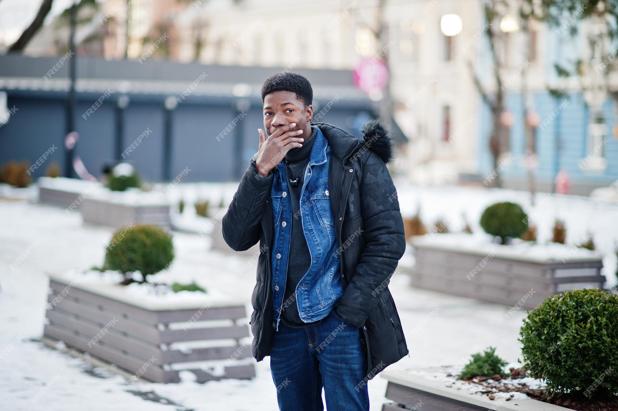 El hombre chaqueta en el frío invierno que se presenta al aire libre Foto Premium