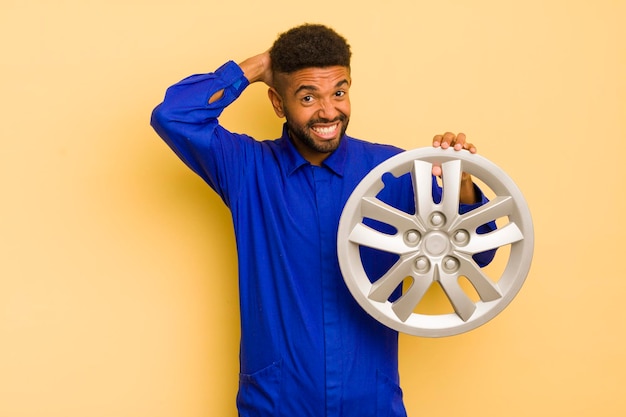 Hombre afro cool que se siente estresado, ansioso o asustado con las manos en la cabeza concepto de reparador de bicicletas