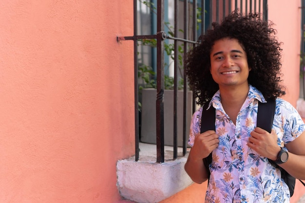 Hombre afro disfrutando de un día informal y despreocupado al aire libre