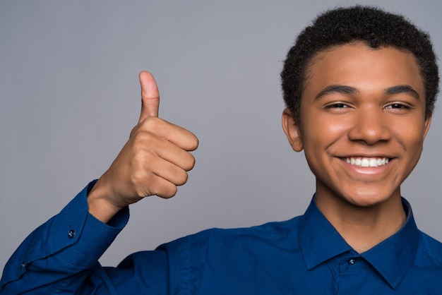 Hombre afro feliz mostrando el pulgar hacia arriba.