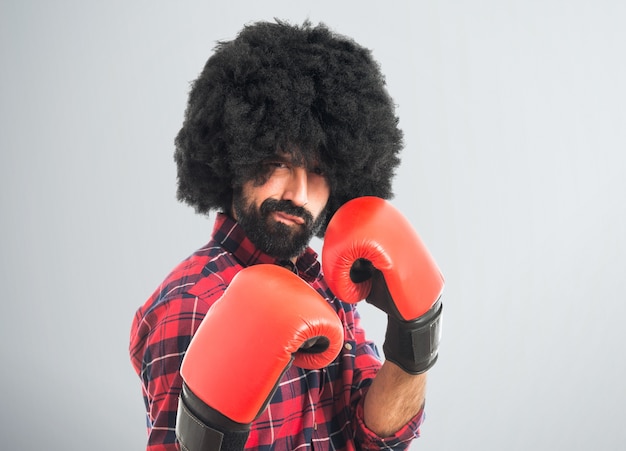 Hombre afro con guantes de boxeo