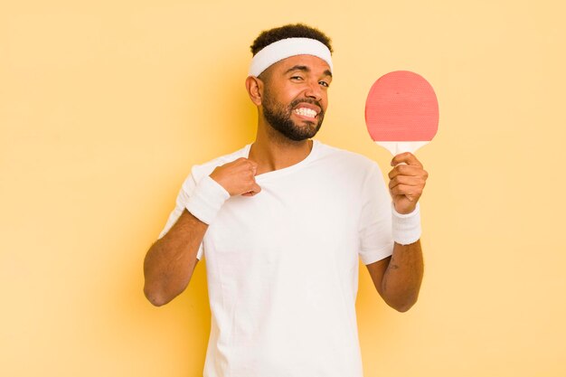 Hombre afro negro que se siente estresado, ansioso, cansado y frustrado concepto de ping pong