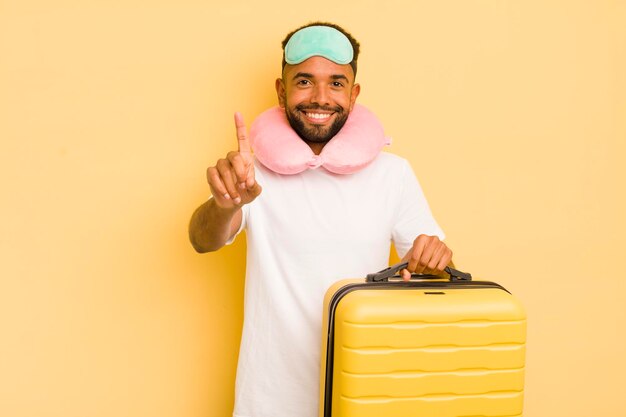 Hombre afro negro sonriendo con orgullo y confianza haciendo el concepto de vuelo de pasajeros número uno