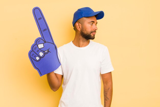 Foto hombre afro negro en vista de perfil pensando imaginando o soñando despierto concepto de mano número uno concepto de mano número uno