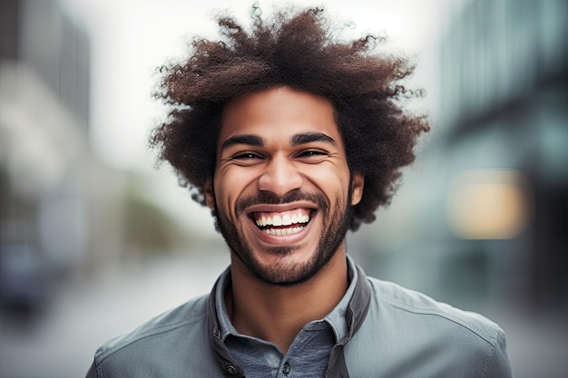 Un hombre con un afro sonríe para la cámara.