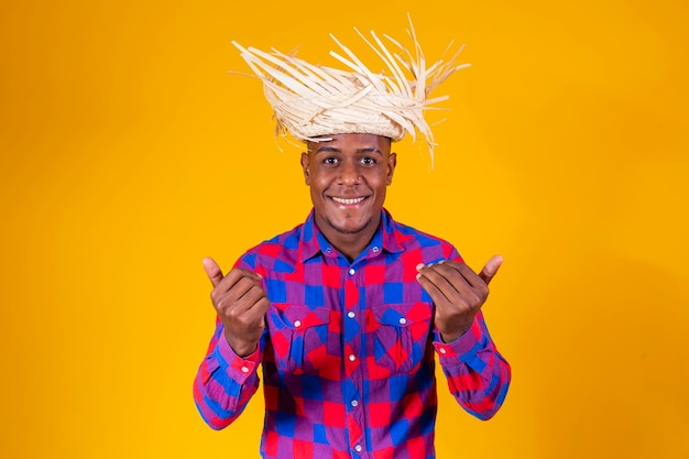 Hombre afro vestido con traje de fiesta junina