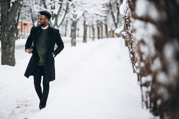 Hombre afroamericano afuera en invierno