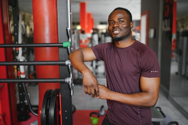 Hombre afroamericano atlético joven en el gimnasio