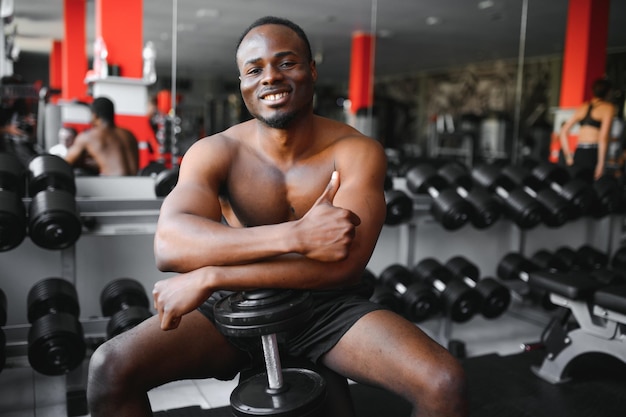 Hombre afroamericano atlético joven en el gimnasio