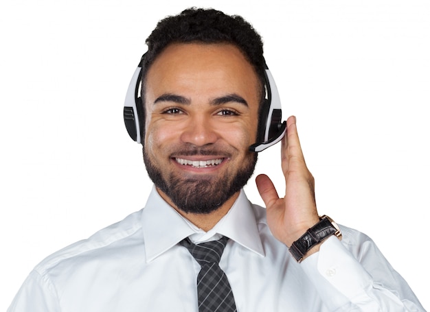 Hombre afroamericano en auriculares aislados blanco