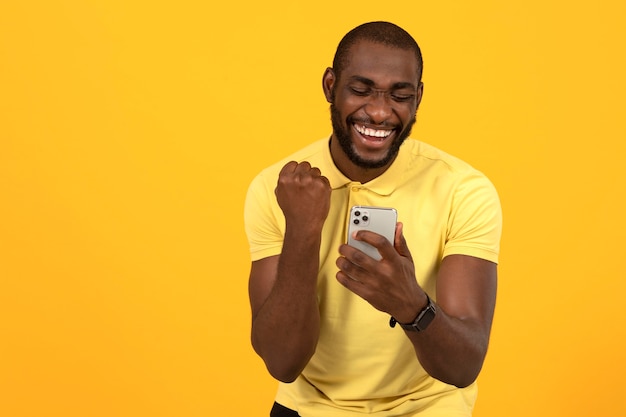 Hombre afroamericano comprobando su smartphone