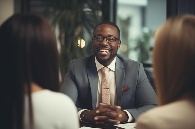 Foto hombre afroamericano comunicándose con dos mujeres de negocios durante un trabajo en una oficina corporativa