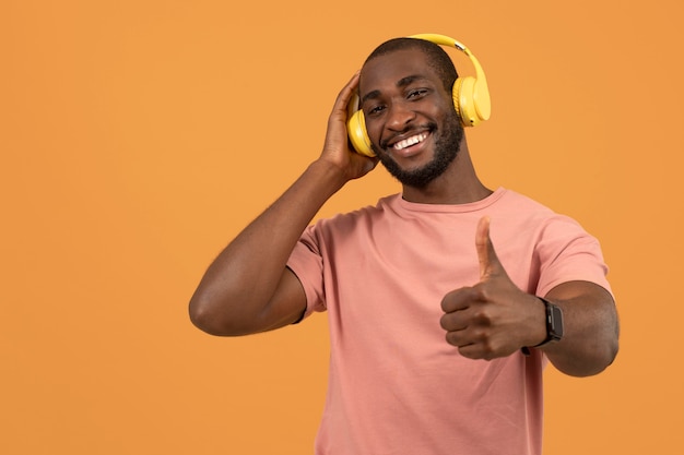 Foto hombre afroamericano escuchando música en auriculares