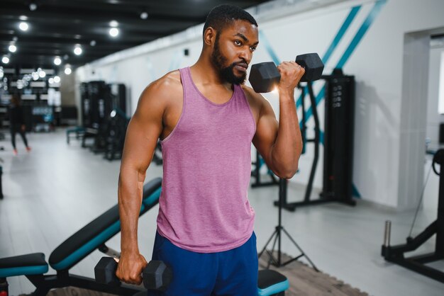 Hombre afroamericano en el gimnasio