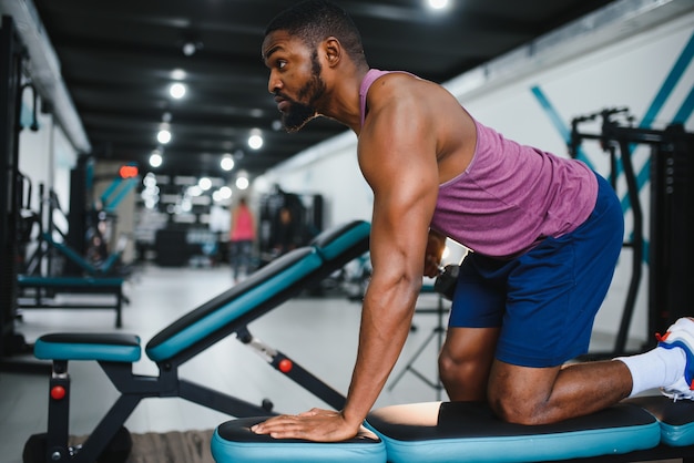 Hombre afroamericano en el gimnasio