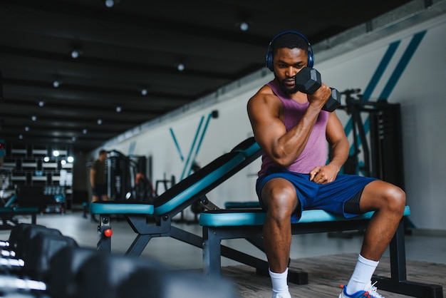 Hombre afroamericano en el gimnasio