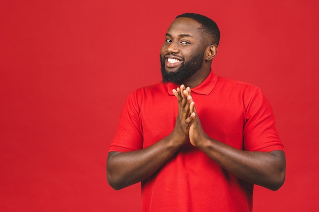 Hombre afroamericano guapo alegre haciendo gesto de sí mientras está emocionado por ganar