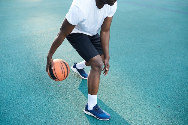 Hombre afroamericano jugando baloncesto Closeup