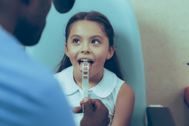 Hombre afroamericano lleva bata médica