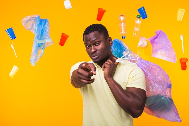 Hombre afroamericano llevando basura para reciclaje
