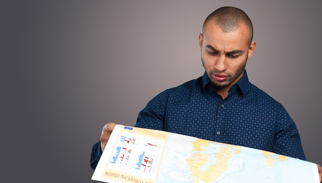 Hombre afroamericano con un mapa