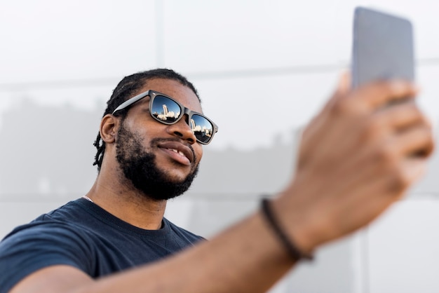 Foto hombre afroamericano moderno tomando un selfie