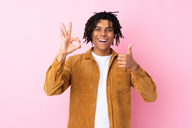 Hombre afroamericano en pared rosa