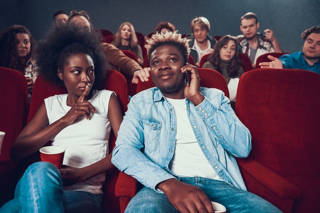 Hombre afroamericano que habla en el teléfono durante la demostración de la película.