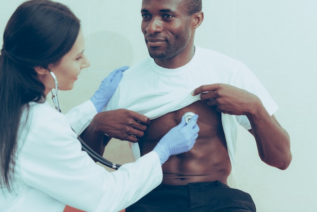 Hombre afroamericano en recepción en doctora