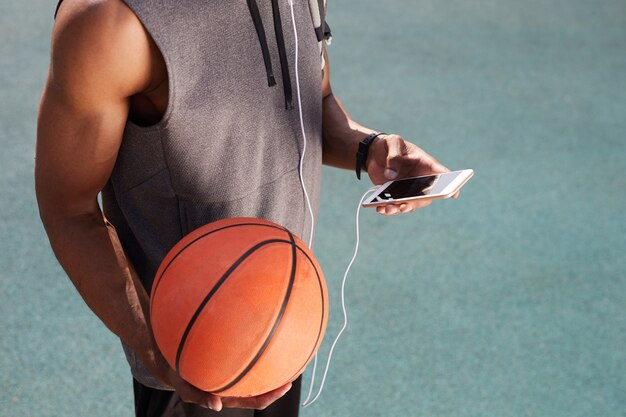 Hombre afroamericano con smartphone